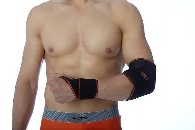 Elastinis riešo įtvaras sportininkams su šildančiu - šaldančiu gelio kompresu