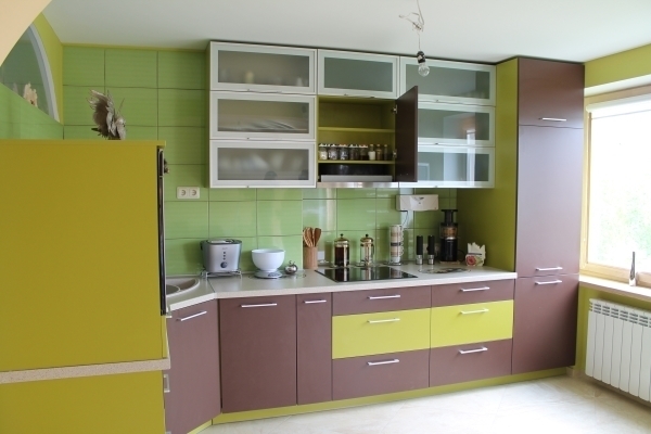 Žali virtuvės baldai