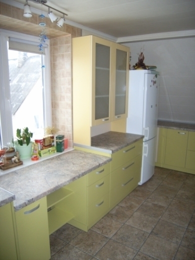Žali virtuvės baldai