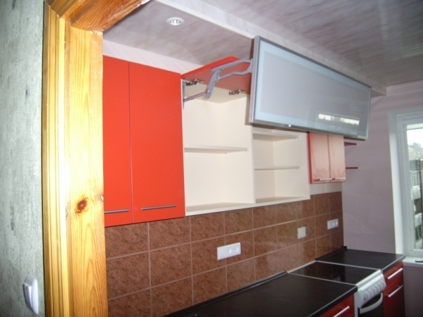 Raudoni virtuvės baldai