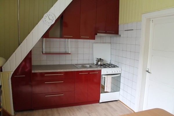 Raudoni virtuvės baldai