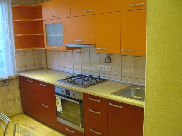 Oranžiniai virtuvės baldai