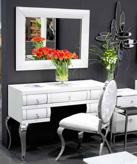 Veidrodiniai baldai, staliukai, komodos, veidrodžiai