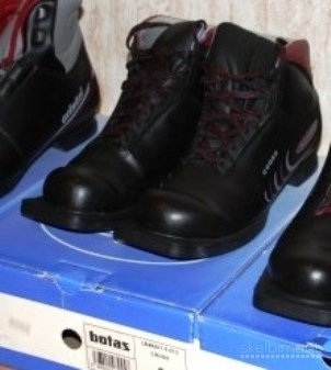 Nauji juodi odiniai slidžių batai, Čekija (Botas)