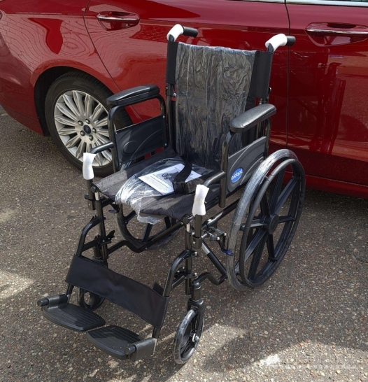 Solidžiai atrodantis neįgaliojo vežimėlis[naujas]
