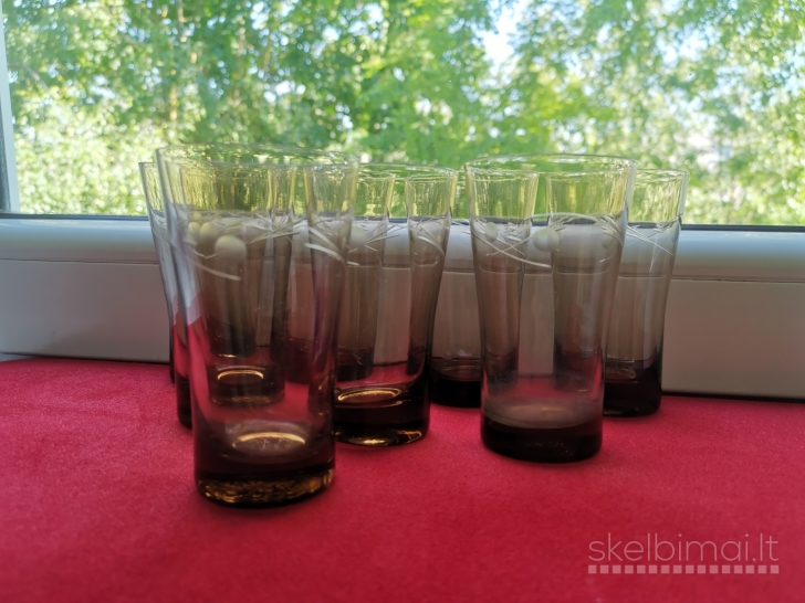 Parduodu vintažines, rudo stiklo, raižytais papuošimais stiklinaites...