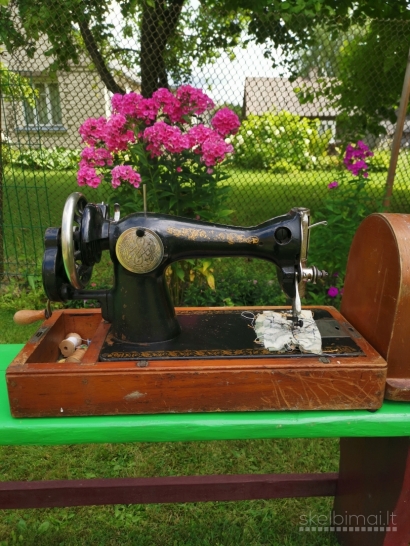 Vintažinė rankinė siuvimo mašina...