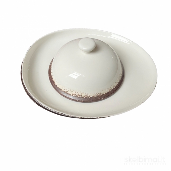 Aukščiausios kokybės porcelianiniai indai, peiliai ir kiti virtuvės reikmenys.