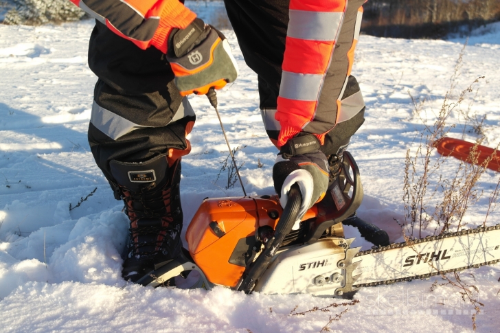 Medžių purškimas nuo kenkėjų ir ligų su STIHL SR 450 benzininių purkštuvu