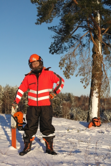 Medžių purškimas nuo kenkėjų ir ligų su STIHL SR 450 benzininių purkštuvu