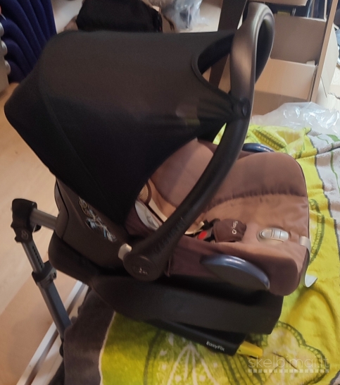 Autokėdutė Maxi Cosi + isofix sistema komplektas. 