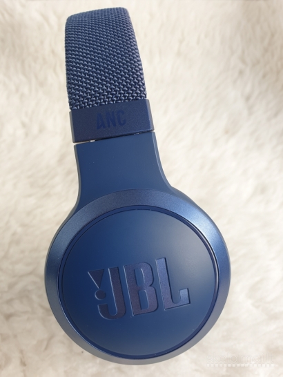 Naujos "JBL Live 460NC" belaidės įkraunamos bluetooth ausinės