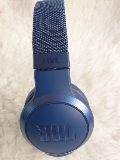 Naujos "JBL Live 460NC" belaidės įkraunamos bluetooth ausinės