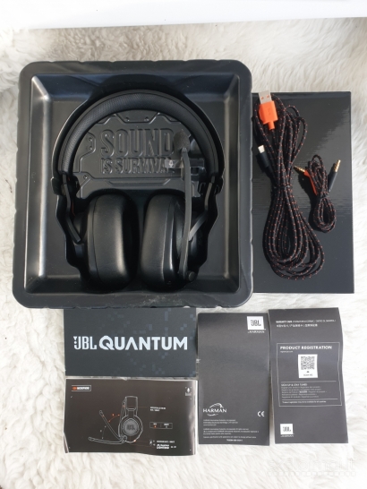 Naujos “JBL Quantum 400” žaidimų ausinės su mikrofonu