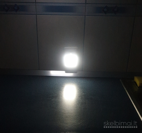 Naktinė LED lempa su judesio jutikliu
