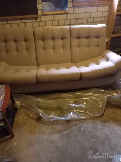 Naudota minkšta sofa su dviem foteliais