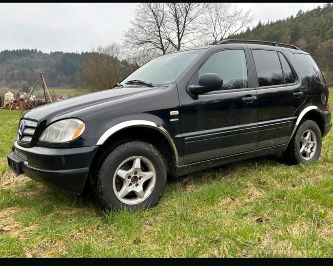 2000m. Mercedes ML 320