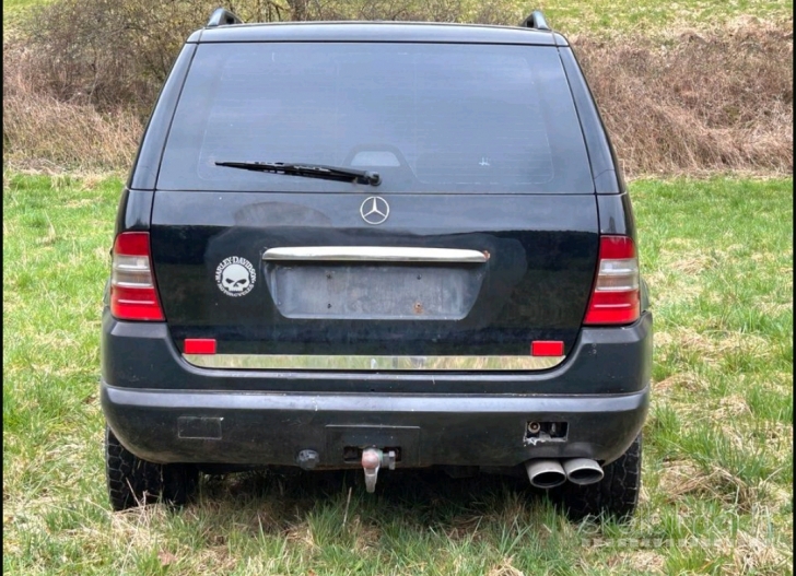 2000m. Mercedes ML 320