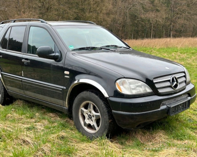 2000m. Mercedes ML 320