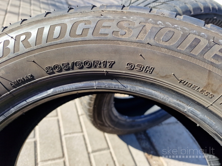 2vnt r17 205/60 93H Bridgestone BLIZZAK LM001