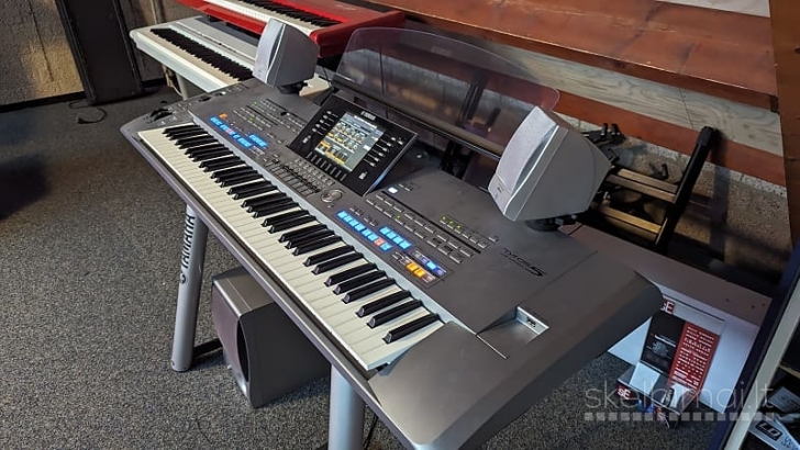 Yamaha Tyros 5 76-Key Arranger