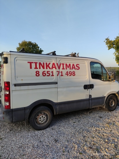 brigada atlieka vidaus tinkavimo darbus cementiniu tinku