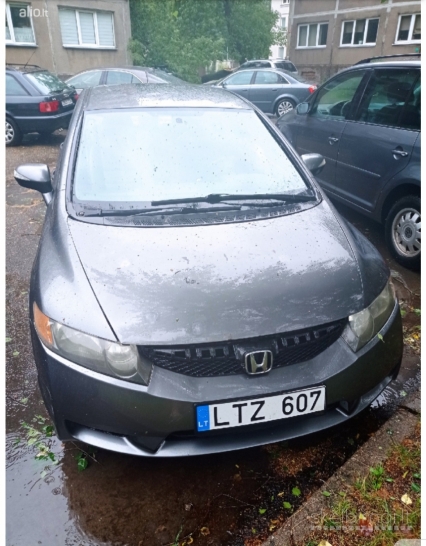 Honda Insight 2011m.  Honda Civic 2009m.