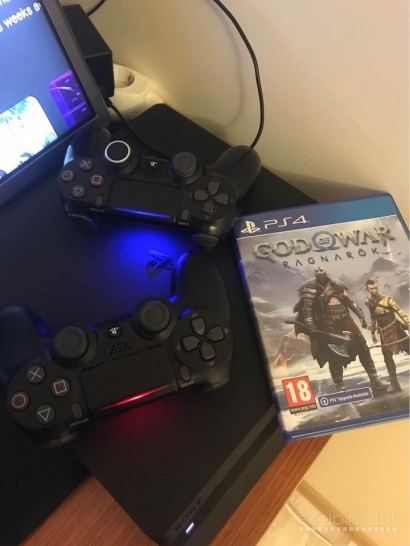 PlayStation 4 su 2 pulteliais