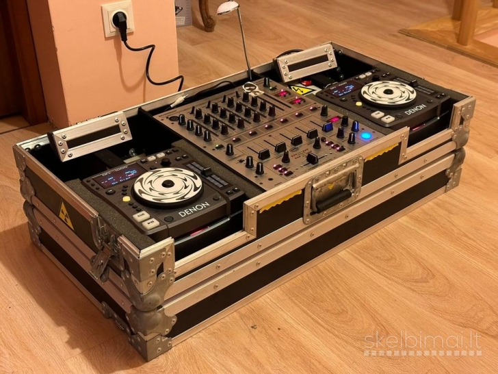 DJ pultas DENON su tvirtu flightcase'u