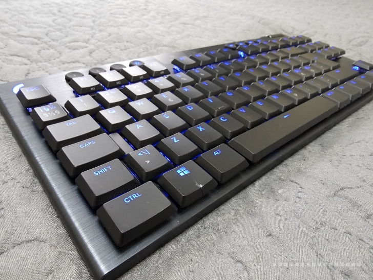 "Logitech G915 TKL (Tactile)" įkraunama bluetooth mechaninė žaidimų klaviatūra