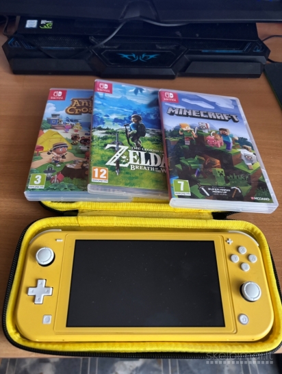 Nintendo Switch Lite + Dėklas + 3 žaidimaj