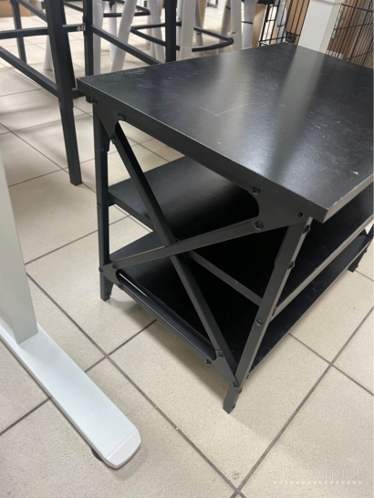 Ekspozicinis industrinio stiliaus šoninis staliukas 