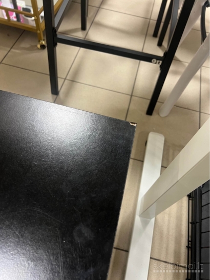 Ekspozicinis industrinio stiliaus šoninis staliukas 