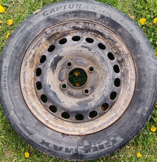 Naudotos padangos 1785/68/R14 su ratlankiais ir gaubtais Mitsubishi Colt