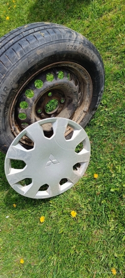 Naudotos padangos 1785/68/R14 su ratlankiais ir gaubtais Mitsubishi Colt