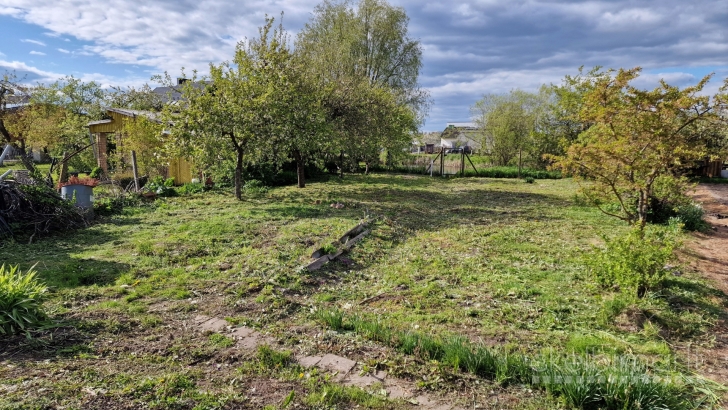 Parduodamas  SB “Šarmutas” sklypas su namuku Bendrijų g. 62, Panevėžyje.