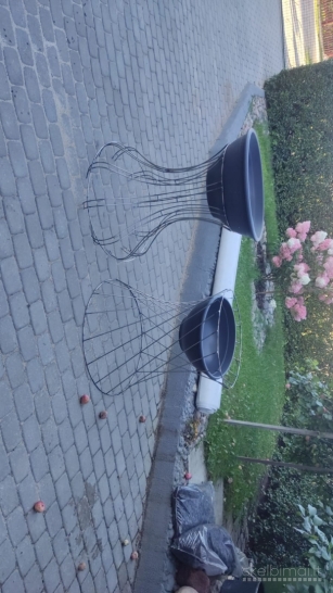 Fasadiniai pakabinami ir pastatomi laikikliai gelems is nerudyjancio plieno