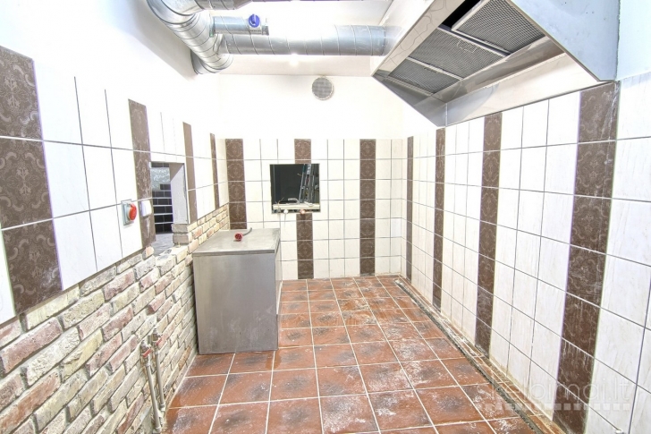 Išnuomojamos labai geroje vietoje 136,19 m² patalpos