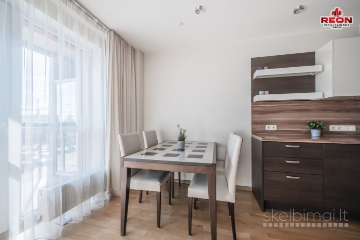 PARDUODAMAS ERDVUS IR ŠVIESUS 3 KAMBARIŲ BUTAS