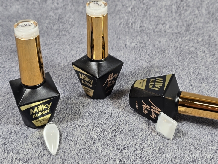 Perlamutrinė bazė nagams Molly Milky Builder