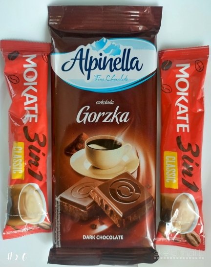 Šokoladas ir kava į pašto dėžutę. Coffee and chocolate to mail box.