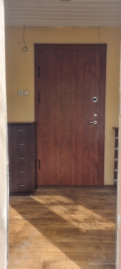 Parduodamas sublokuotas kraštinis vieno aukšto namas su garažu ir žemės sklypu