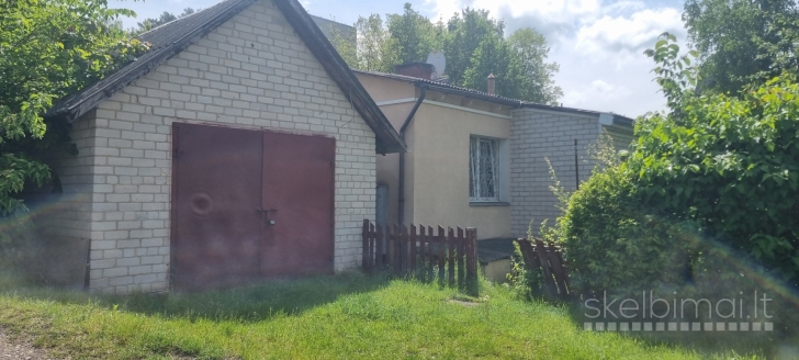 Parduodamas sublokuotas kraštinis vieno aukšto namas su garažu ir žemės sklypu