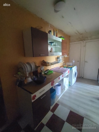 Parduodamas 2-jų kambarių butas bendrabutyje.