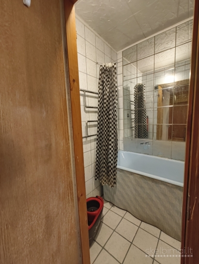 Renovuotame name parduodamas trijų kambarių butas 