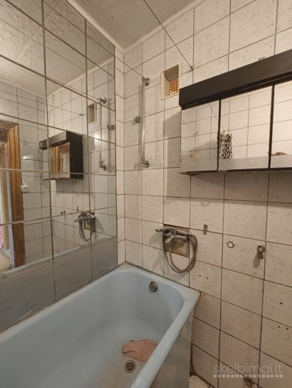 Renovuotame name parduodamas trijų kambarių butas 