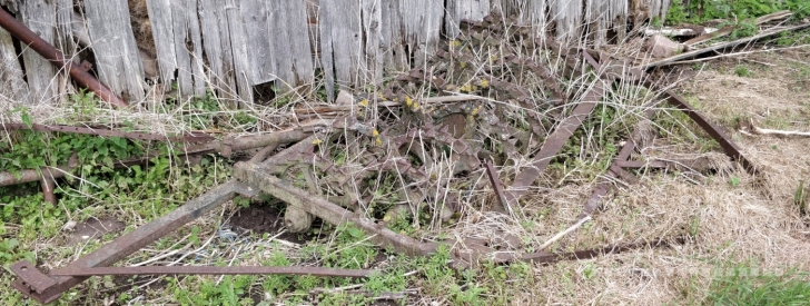 Plūgas, grumstų smulkintuvas ir šieno vartytuvas (Radviliškio r.)