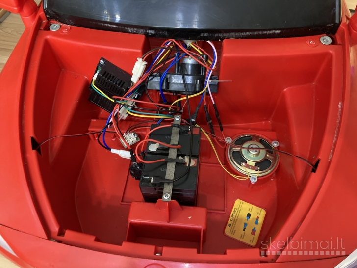 Vaikiškas elektrinis automobilis