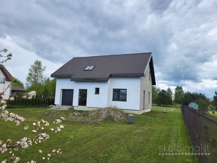 Parduodamas namas su žemės sklypu