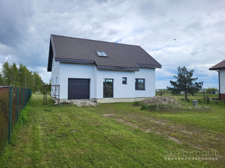 Parduodamas namas su žemės sklypu